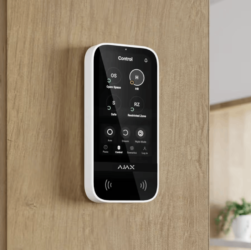 : Bezdrátový systém zajišťuje komunikaci mezi zařízeními bez kabeláže.