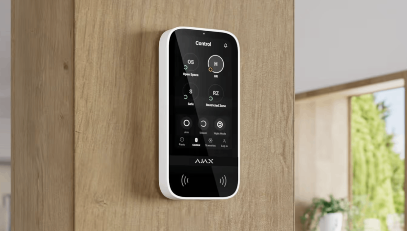 : Bezdrátový systém zajišťuje komunikaci mezi zařízeními bez kabeláže.