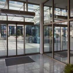 Dveřní clona nad vstupem pomáhá oddělit vnitřní a venkovní prostředí i při častém otevírání dveří.